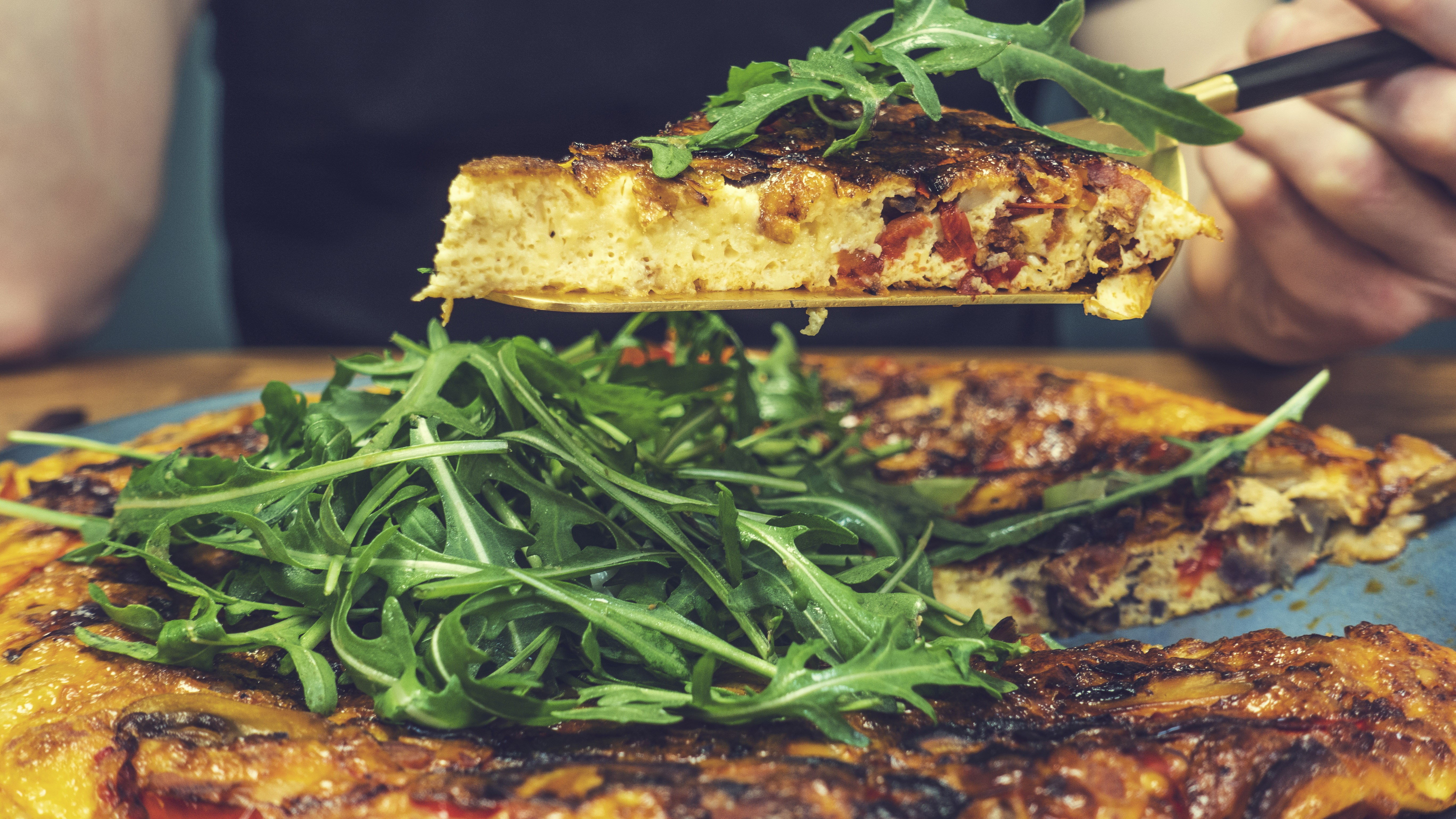 foto van pittige frittata met rucola gerecht