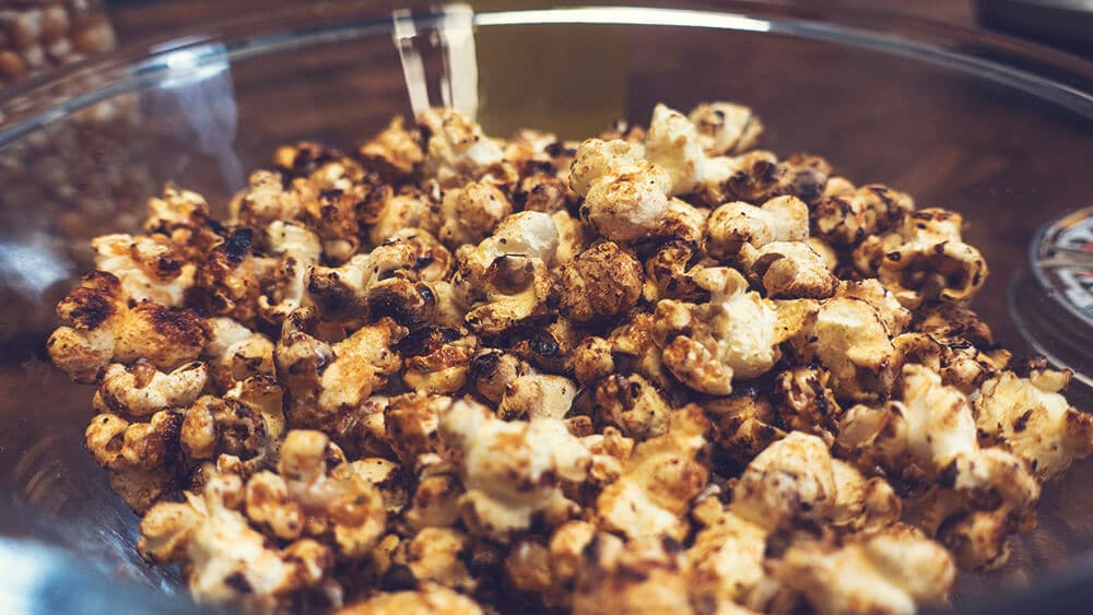 foto van zelfgemaakte pittige popcorn