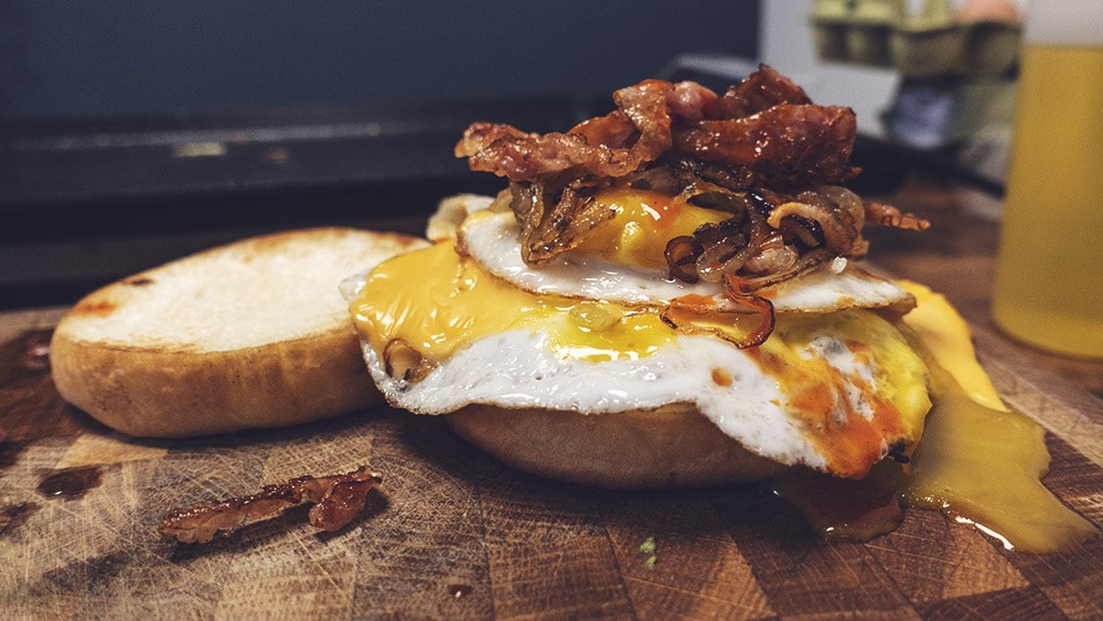 foto van ontbijt sandwich met ei, bacon en kaas