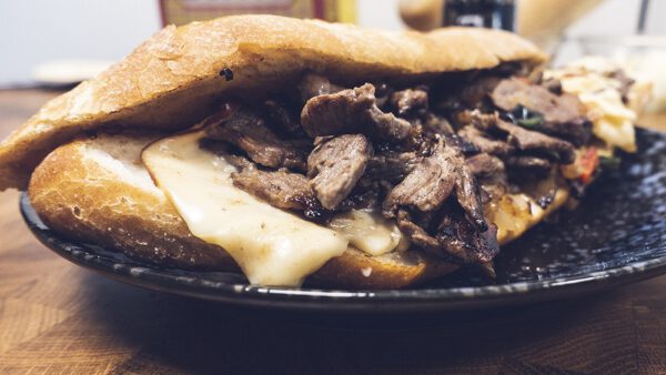 foto van een philly cheesesteak sandwich